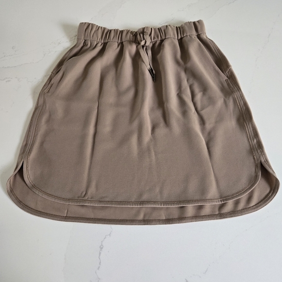 NWOT Lululemon On The Fly Skirt Woven Frontier Tan Elastic Waist Knee Length 8 - Picture 2 of 8